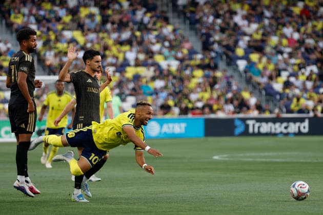 NASHVILLE, TN - MAY 17: Nashville SC forward Hany Mukhtar (10) is tripped by Los Angeles Football Club midfielder Timothy Tillman (11) during a match between Nashville SC and Los Angeles Football Club, May 17, 2026, at GEODIS Park in Nashville, Tennessee. (Photo by Matthew Maxey Icon Sportswire) SOCCER: MAY 17 MLS, Fussball Herren, USA Nashville SC vs Los Angeles Football Club EDITORIAL USE ONLY Icon26051702