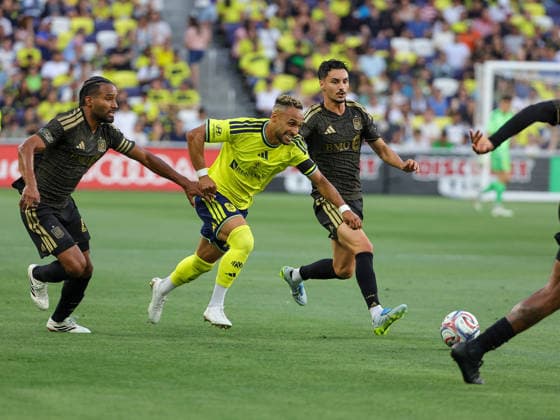 May 17, 2026: Nashville SC midfielder Hany Mukhtar (10) plays the ball during a MLS, Fussball Herren, USA match between LAFC and Nashville SC at Geodis Park in Nashville, TN. CSM Nashville United States of America - ZUMAc04_ 20260517_zma_c04_001 Copyright: xStephenxFurstx