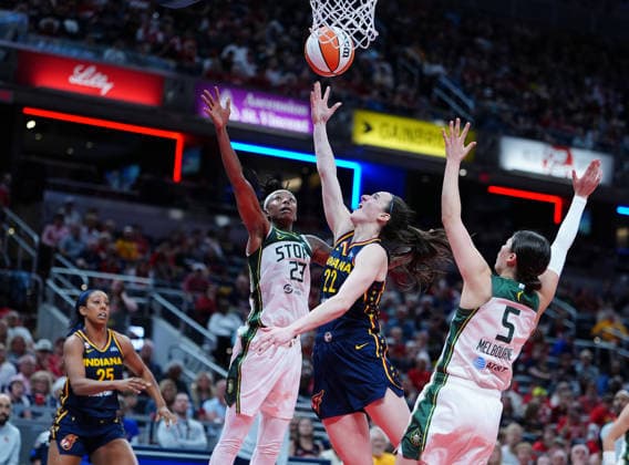 INDIANAPOLIS, IN - MAY 17: Indiana Fever guard Caitlin Clark (22) takes a shot against Seattle Storm guard Jade Melbourne (5) and forward Jordan Houston (23) on May 17, 2026, at Gainbridge Fieldhouse in Indianapolis, Indiana. (Photo by Brian Spurlock Icon Sportswire) WNBA, Basketball Damen, USA MAY 17 Seattle Storm at Indiana Fever EDITORIAL USE ONLY Icon26051714