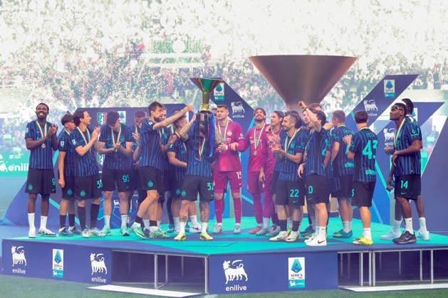 FC Inter vs Hellas Verona, Lega Calcio Serie A EniLive 2025 2026 day 37 at San Siro Stadium Italy, Milan, 2026 05 17: players of FC Inter raise the cup and celebrate the title of Italy League Seire A at the end of soccer game FC Inter vs Hellas Verona, Serie A Enilive 2025-2026 day 37 at San Siro Stadium Italy, Milan, 2026 05 17: FC Inter vs Hellas Verona, Serie A EniLive 2025 2026 day 37 at San Siro Stadium. Milan Italy Copyright: FabrizioxAndreaxBertani