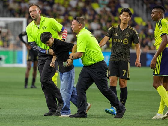 MLS, Fussball Herren, USA 2026: LAFC Vs Nashville SC MAY 17 May 17, 2026: A fan is escorted off the pitch after trying to take a selfie with LAFC forward Heung Min Son (7) during a MLS match between LAFC and Nashville SC at Geodis Park in Nashville, TN. Stephen Furst CSM (Credit Image: Â Stephen Furst Cal Media) Nashville Tn United States of America EDITORIAL USE ONLY Copyright: xx ZUMA-20260517_zma_c04_013.jpg StephenxFurstx csmphotothree490707