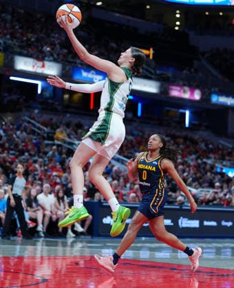 INDIANAPOLIS, IN - MAY 17: Seattle Storm guard Jade Melbourne (5) takes a shot against Indiana Fever guard Kelsey Mitchell (0) on May 17, 2026, at Gainbridge Fieldhouse in Indianapolis, Indiana. (Photo by Brian Spurlock Icon Sportswire) WNBA, Basketball Damen, USA MAY 17 Seattle Storm at Indiana Fever EDITORIAL USE ONLY Icon26051743