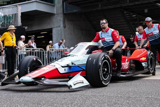 May 17, 2026, Speedway, Indiana, USA: Crew members of ED CARPENTER, driver of the No. 33 Chevrolet for Ed Carpenter Racing, take the car through Gasoline Alley during qualifying for the 110th Indianapolis 500 at Indianapolis Motor Speedway. IndyCar, Indy Car, IRL, USA 2026: Indy 500 Qualifying  - ZUMAw173 20260517_zsp_w173_075 Copyright: xLukexWelshx