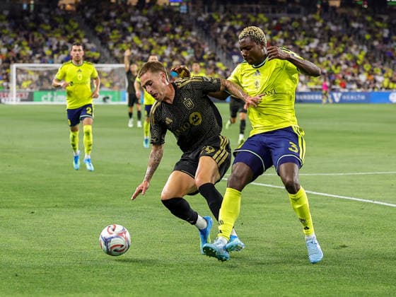 May 17, 2026: LAFC forward Tyler Boyd (19) loses control of the ball to Nashville SC defender Maxwell Woledzi (3) during a MLS, Fussball Herren, USA match between LAFC and Nashville SC at Geodis Park in Nashville, TN. CSM Nashville United States of America - ZUMAc04_ 20260517_zma_c04_020 Copyright: xStephenxFurstx