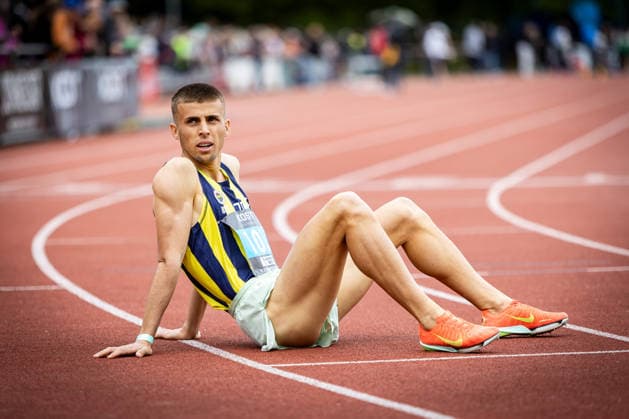 35. Internationales Läufermeeting; Pliezhausen, 17.05.2026 Ömer Faruk Bozdag (TUR) sitzt nach seinem Sieg im 600m-Rennen der Männer erschöpft auf der Laufbahn; 35. Internationales Läufermeeting am 17.05.2026 im Schönbuchstadion in Pliezhausen (Baden-Württemberg). Copyright: xBEAUTIFULxSPORTS R.xSchmittx