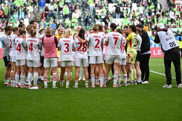 Fußball I Frauen I Saison 2025-2026 I Bundesliga I 26. Spieltag I VfL Wolfsburg - 1. FC Nürnberg I 17.05.2026 Die Spielerinnen vom 1. FC Nürnberg bilden nach Spielende einen Mannschaftskreis Wolfsburg Volkswagen Arena Niedersachsen Deutschland Copyright: xLobeca InesxHähnelx
