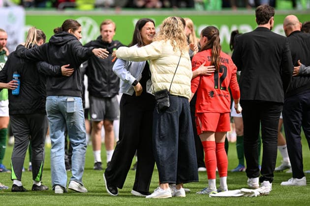 Fußball I Frauen I Saison 2025-2026 I Bundesliga I 26. Spieltag I VfL Wolfsburg - 1. FC Nürnberg I 17.05.2026 nach dem Schlusspiff, Martina Tufekovic (21, VfL Wolfsburg) lacht glücklich und umarmt Lena Lattwein (8, VfL Wolfsburg) Wolfsburg Volkswagen Arena Niedersachsen Deutschland Copyright: xLobeca InesxHähnelx