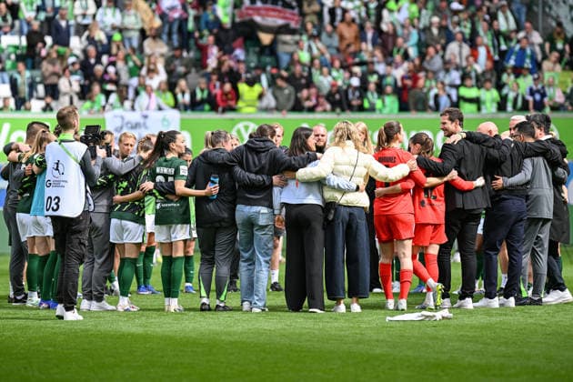 Fußball I Frauen I Saison 2025-2026 I Bundesliga I 26. Spieltag I VfL Wolfsburg - 1. FC Nürnberg I 17.05.2026 Die Spielerinnen vom VfL Wolfsburg und das Trainerteam bilden nach Spielende einen Mannschaftskreis Wolfsburg Volkswagen Arena Niedersachsen Deutschland Copyright: xLobeca InesxHähnelx