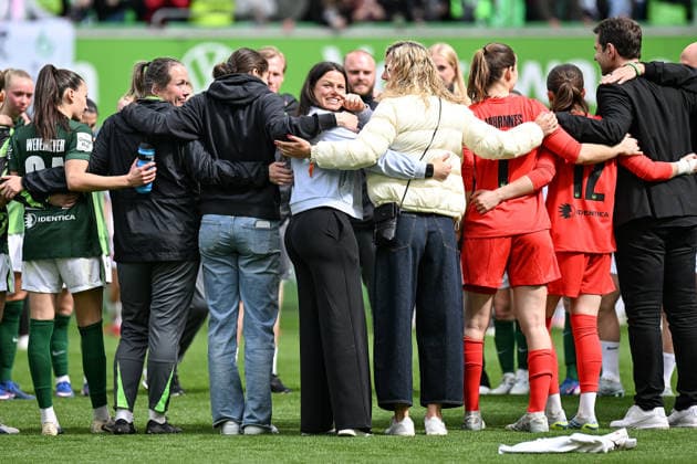 Fußball I Frauen I Saison 2025-2026 I Bundesliga I 26. Spieltag I VfL Wolfsburg - 1. FC Nürnberg I 17.05.2026 Nach Spielende steht Martina Tufekovic (21, VfL Wolfsburg) (Mitte) mit der Mannschaft zusammen im Kreis Wolfsburg Volkswagen Arena Niedersachsen Deutschland Copyright: xLobeca InesxHähnelx