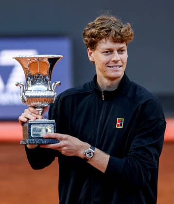 (260518) -- ROME, May 18, 2026 -- Jannik Sinner poses with the trophy at the awarding ceremony for the men s singles final between Jannik Sinner of Italy and Casper Ruud of Norway at the ATP, Tennis Herren Italian Open in Rome, Italy, May 17, 2026. ) (SP)ITALY-ROME-TENNIS-ATP-ITALIAN OPEN-MEN S SINGLES-FINAL WangxKaiyan 