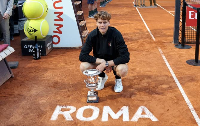 (260518) -- ROME, May 18, 2026 -- Jannik Sinner poses with the trophy after the men s singles final between Jannik Sinner of Italy and Casper Ruud of Norway at the ATP, Tennis Herren Italian Open in Rome, Italy, May 17, 2026. ) (SP)ITALY-ROME-TENNIS-ATP-ITALIAN OPEN-MEN S SINGLES-FINAL LixJing 