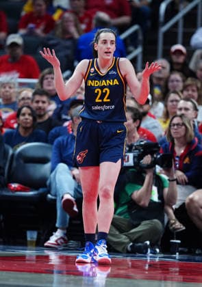 INDIANAPOLIS, IN - MAY 17: Indiana Fever guard Caitlin Clark (22) reacts to a play during against the Seattle Storm on May 17, 2026, at Gainbridge Fieldhouse in Indianapolis, Indiana. (Photo by Brian Spurlock Icon Sportswire) WNBA, Basketball Damen, USA MAY 17 Seattle Storm at Indiana Fever EDITORIAL USE ONLY Icon26051751
