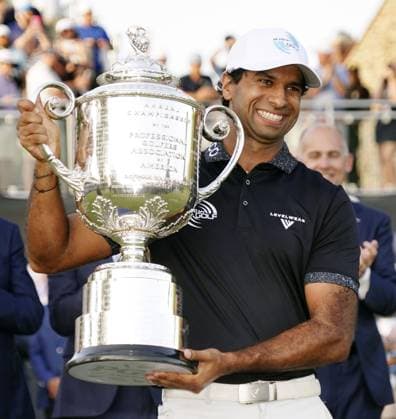 Golf: PGA, Golf Herren Championship Aaron Rai of England poses with the victor s trophy after winning the PGA Championship golf tournament at Aronimink Golf Club in Newtown Square, Pennsylvania, on May 17, 2026.  A14AA0005576805P