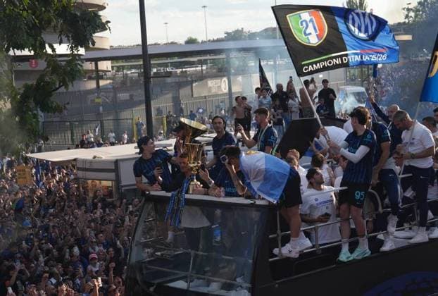 RECORD DATE NOT STATED IPA84799336 - Milan, Celebration of Inter Internazionale s 21st scudetto , team over Pullman in front of San Siro stadium  Copyright: xx xx 84799336  Copyright: xIMAGOx xIMAGO IndependentxPhotoxAgencyxInt.x 84799336