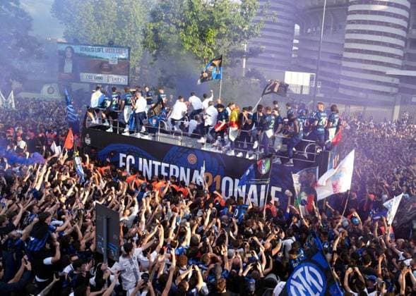 RECORD DATE NOT STATED IPA84799383 - Milan, Celebration of Inter Internazionale s 21st scudetto , team over Pullman in front of San Siro stadium  Copyright: xx xx 84799383  Copyright: xIMAGOx xIMAGO IndependentxPhotoxAgencyxInt.x 84799383