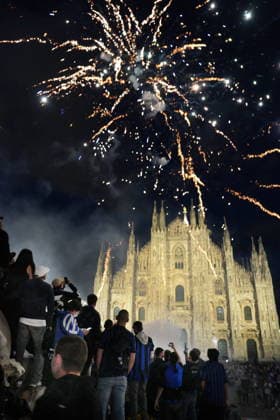 IPA84807575 - Milan, Piazza Duomo, fans at celebrations for Inter s 22nd Scudetto, Internazionale wait for open bus with players  Copyright: xDuilioxPiaggesix xDuilioxPiaggesix 84807575  Copyright: xIMAGO DuilioxPiaggesix xIMAGO IndependentxPhotoxAgencyxInt.x 84807575