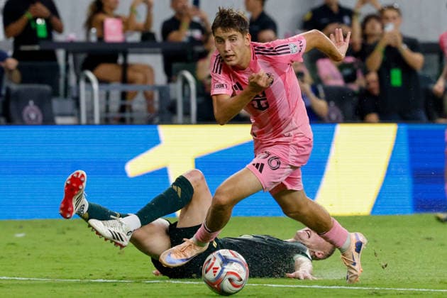 May 17, 2026, Miami, Florida, USA: Portland Timbers midfielder BRANDON BYE (5) and Inter Miami forward DANIEL PINTER (56) battle for the ball during a MLS, Fussball Herren, USA soccer match between Inter Miami CF and Portland Timbers at NU Stadium in Miami. Soccer 2026: Inter Miami 2:0 Portland Timbers  - ZUMAa257 20260517_zsp_a257_048 Copyright: xChrisxArjoonx