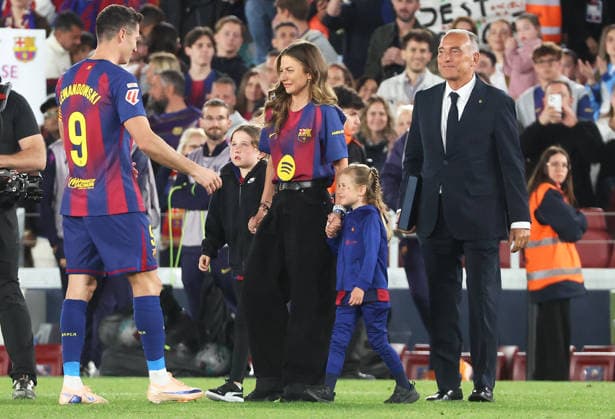 FC Barcelona, Barca v Real Betis Balompie - LaLiga EA Sports FC Barcelona s Robert Lewandowski with his family at the end of the match against Real Betis Balompie, corresponding to week 37 of LaLiga EA Sports, at the Spotify Camp Nou in Barcelona, Spain, on May 17, 2026. Barcelona Barcelona Spain  Copyright: xUrbanandsportx originalFilename:urbanandsport-fcbarcel260517_np9t6.jpg