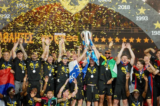Trophy Presentation Ceremony For Winning The Greek Super League Championship AEK players celebrate as they lift the Greek Super League trophy during the trophy presentation ceremony at the Allwyn Arena in Greece on May 17, 2026. Athens Greece  Copyright: xGiorgosxArapekosx originalFilename:arapekos-notitle260517_npFue.jpg