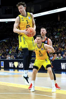DEU, easyCredit BBL, ALBA vs. Rasta Vechta 17.05.2026, Uber-Arena, Berlin, DEU, easyCredit BBL, ALBA vs. Rasta Vechta im Bild Alex OÕConnell (ALBA Berlin 3), Martin Hermannsson (ALBA Berlin 15), Luc van Slooten (RASTA Vechta 6)