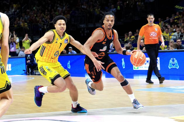 DEU, easyCredit BBL, ALBA vs. Rasta Vechta 17.05.2026, Uber-Arena, Berlin, DEU, easyCredit BBL, ALBA vs. Rasta Vechta im Bild Jack Kayil( ALBA Berlin 7), Alonzo Verge jr. (RASTA Vechta 11)