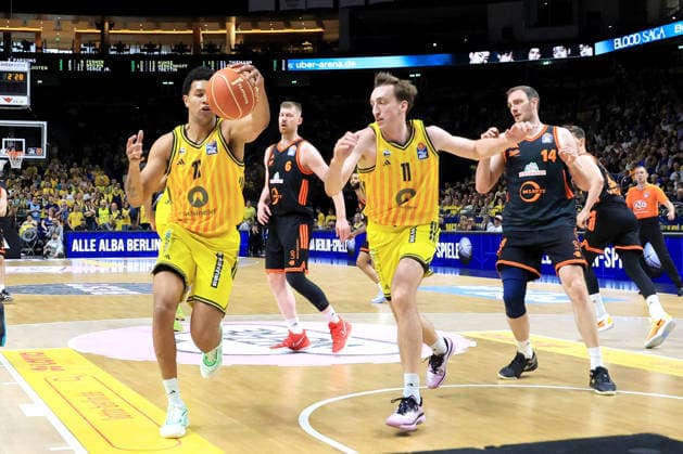 DEU, easyCredit BBL, ALBA vs. Rasta Vechta 17.05.2026, Uber-Arena, Berlin, DEU, easyCredit BBL, ALBA vs. Rasta Vechta im Bild Michael Rataj (ALBA Berlin 21), Moses Wood (ALBA Berlin 11), Luc van Slooten (RASTA Vechta 6), Philipp Herkenhoff (RASTA Vechta 14)
