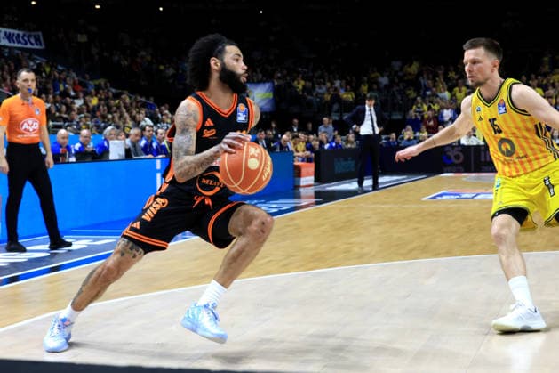 DEU, easyCredit BBL, ALBA vs. Rasta Vechta, 17.05.2026, Mercedes-Benz-Arena, Berlin, DEU, easyCredit BBL, ALBA vs. Rasta Vechta, im Bild Tevin Brown (RASTA Vechta 10), Martin Hermannsson (ALBA Berlin 15)