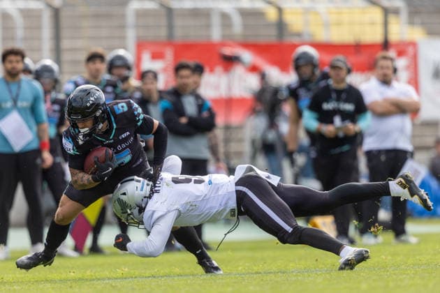 Munichs 05 Justus SEELIG vs Tirols 9. American Football: Munich Ravens - Raiders Tirol 58:30. European Football Alliance EFA, Week 1, Saison 2026, am 17.05.2026 in Muenchen, S T A D I O N A N D E R G R U E N W A L D E R S T R A S S E, Deutschland. Quelle Copyright Credit : Oryk HAIST