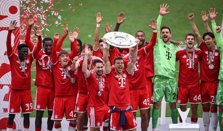Fussball 1. Bundesliga Saison 2025 2026 34. Spieltag FC Bayern Muenchen - 1. FC Koeln 16.05.2026 Der FC Bayern feiert den Gewinn der 35. Deutschen Meisterschaft: Torwart Manuel Neuer mit Schale, Bara Sapoko Ndiaye, Nicolas Jackson, Lennart Karl, Michael Olise, Tom Bischof, Luis Diaz, Aleksandar Pavlovic, Jonathan Tah, Torwart Sven Ulreich, Josip Stanisic und Hiroki Ito (hinten v.li.)