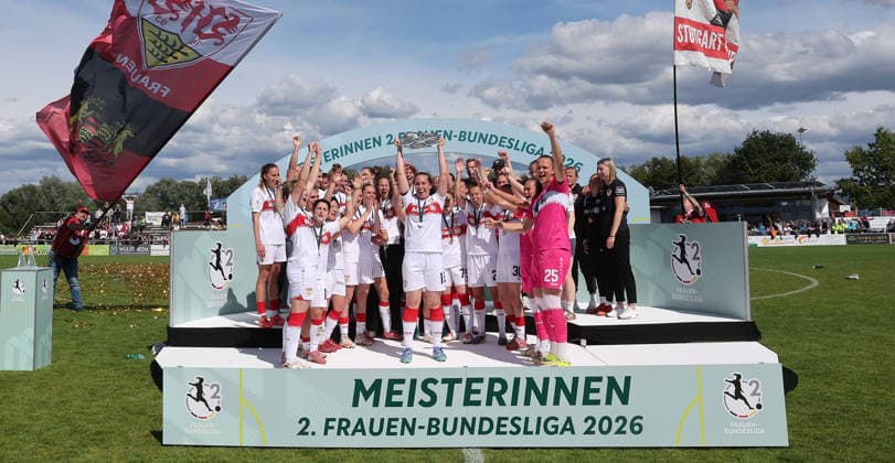 Sand , Fußball 2. Bundesliga , SC Sand vs. VfB Stuttgart Frauen , Siegerehrung VfB Meisterschale , mit Schale: Jana Spengler