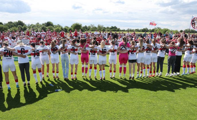 Sand , Fußball 2. Bundesliga , SC Sand vs. VfB Stuttgart Frauen , Jubel VfB mit den Fans