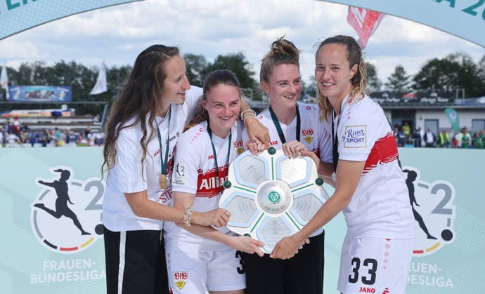 Sand , Fußball 2. Bundesliga , SC Sand vs. VfB Stuttgart Frauen , von links: Tamar Dongus Joy Castor Gillian Castor Fabienne Dongus ( VFB ) mit Meisterschale