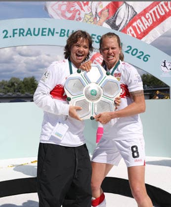 Sand , Fußball 2. Bundesliga , SC Sand vs. VfB Stuttgart Frauen , von links: Rosa Rückert Maximiliane Rall VfB ) mit Meisterschale