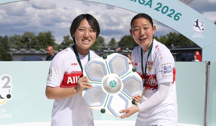 Sand , Fußball 2. Bundesliga , SC Sand vs. VfB Stuttgart Frauen , von links: Yuka Hirano Haruka Osawa ( VfB ) mit Meisterschale