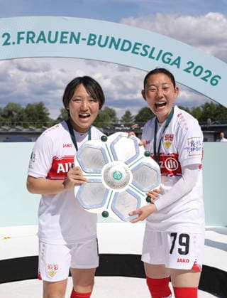 Sand , Fußball 2. Bundesliga , SC Sand vs. VfB Stuttgart Frauen , von links: Yuka Hirano Haruka Osawa ( VfB ) mit Meisterschale