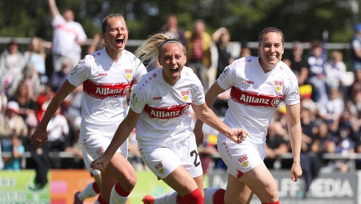 Sand , Fußball 2. Bundesliga , SC Sand vs. VfB Stuttgart Frauen , Jubel VfB , von links: Maximiliane Rall Meike Meßmer Jana Spengler ( VfB )