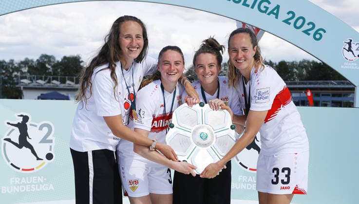 Sand , Fußball 2. Bundesliga , SC Sand vs. VfB Stuttgart Frauen , , Jubel VfB mit Meisterschale , von links: Tamar Dongus Joy Castor Gillian Castor Fabienne Dongus