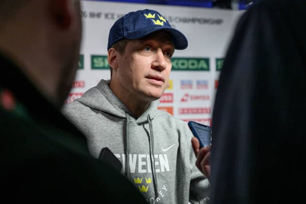 260518 Head coach Sam Hallam of Sweden speaks to media in the mixed zone after a practice session during the 2026 IIHF Ice hockey, Eishockey World Championship, WM, Weltmeisterschaft on May 18, 2026 in Fribourg. Photo: Jesper Zerman BILDBYRAN kod JZ JZ0717 ishockey ice hockey ishockey-vm 2026 vm 2026 iihf world championship träning practice sverige sweden day 4 bbeng Copyright: JESPERxZERMAN BB260518JZ002