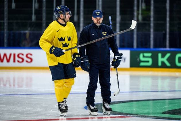 260518 Erik Brännström and Assistant coach Anders Sörensen of Sweden at a practice session during the 2026 IIHF Ice hockey, Eishockey World Championship, WM, Weltmeisterschaft on May 18, 2026 in Fribourg. Photo: Jesper Zerman BILDBYRAN kod JZ JZ0717 ishockey ice hockey ishockey-vm 2026 vm 2026 iihf world championship träning practice sverige sweden day 4 bbeng Copyright: JESPERxZERMAN BB260518JZ023
