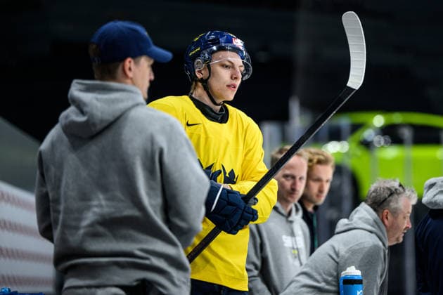 260518 Jack Berglund of Sweden at a practice session during the 2026 IIHF Ice hockey, Eishockey World Championship, WM, Weltmeisterschaft on May 18, 2026 in Fribourg. Photo: Jesper Zerman BILDBYRAN kod JZ JZ0717 ishockey ice hockey ishockey-vm 2026 vm 2026 iihf world championship träning practice sverige sweden day 4 bbeng Copyright: JESPERxZERMAN BB260518JZ028