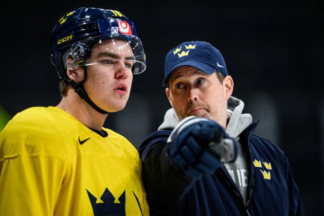 260518 Anton Frondell and Assistant coach Stefan Klockare of Sweden at a practice session during the 2026 IIHF Ice hockey, Eishockey World Championship, WM, Weltmeisterschaft on May 18, 2026 in Fribourg. Photo: Jesper Zerman BILDBYRAN kod JZ JZ0717 ishockey ice hockey ishockey-vm 2026 vm 2026 iihf world championship träning practice sverige sweden day 4 bbeng Copyright: JESPERxZERMAN BB260518JZ033