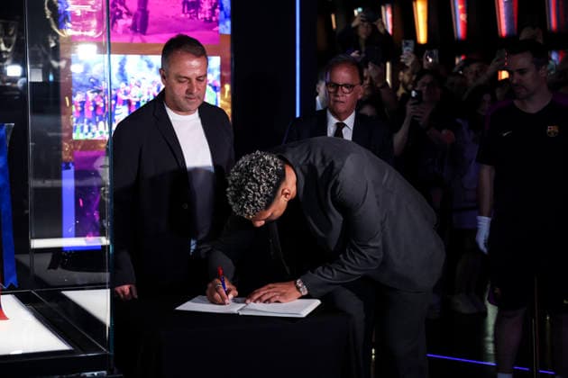 May 18, 2026, Barcelona, Barcelona, SPAIN: Ronald Araujo of FC Barcelona, Barca signing the guest book during ceremony to present the championship trophies won by FC Barcelona in LaLiga EA Sports and the Spanish Super Cup, held at the club s museum on May 18, 2026 in Barcelona, Spain. Barcelona SPAIN - ZUMAa181 20260518_zaa_a181_005 Copyright: xJavierxBorregox