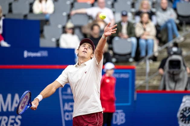 HAMBURG, GERMANY - MAY 18: Alex de Minaur of Australia serves to Francisco Cerundolo during their Men s Singles Round One match at the Bitpanda Hamburg Open on May 18, 2026 in Hamburg, Germany. Credit: Andy Astfalck NurPhoto Germany Copyright: xAndyxAstfalckx