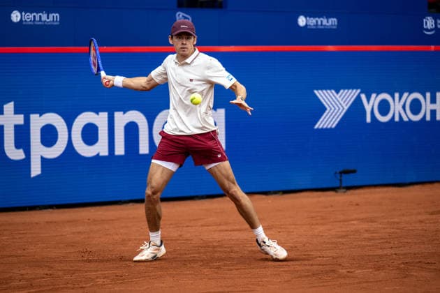 HAMBURG, GERMANY - MAY 18: Alex de Minaur of Australia plays a forehand shot to Francisco Cerundolo during their Men s Singles Round One match at the Bitpanda Hamburg Open on May 18, 2026 in Hamburg, Germany. Credit: Andy Astfalck NurPhoto Germany Copyright: xAndyxAstfalckx