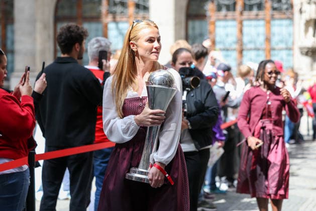 Glodis Perla Viggosdottir (FC Bayern Muenchen, 04) mit dem DFB Pokal, GER, Empfang der FC Bayern Muenchen Frauen im Rathaus und Meisterfeier am Marienplatz, 18.05.2026, GER, Empfang der FC Bayern Muenchen Frauen im Rathaus und Meisterfeier am Marienplatz, 18.05.2026 Muenchen Copyright: xEibner-Pressefoto JennixMaulx EP_JML