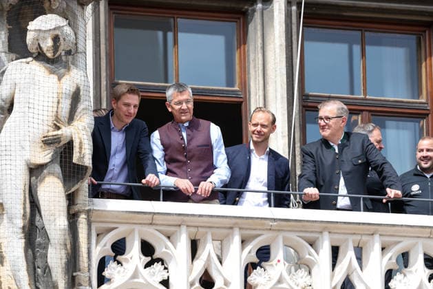 Dominik Krause (Gruene, Oberbuergermeister Stadt Muenchen) mit Herbert Hainer (FC Bayern Muenchen, Praesident) und Rouven Kasper (Vorstand Marketing und Vetrieb, FC Bayern Muenchen) auf dem Rathaus-Balkon, GER, Empfang der FC Bayern Muenchen Frauen im Rathaus und Meisterfeier am Marienplatz, 18.05.2026, GER, Empfang der FC Bayern Muenchen Frauen im Rathaus und Meisterfeier am Marienplatz, 18.05.2026 Muenchen Copyright: xEibner-Pressefoto JennixMaulx EP_JML
