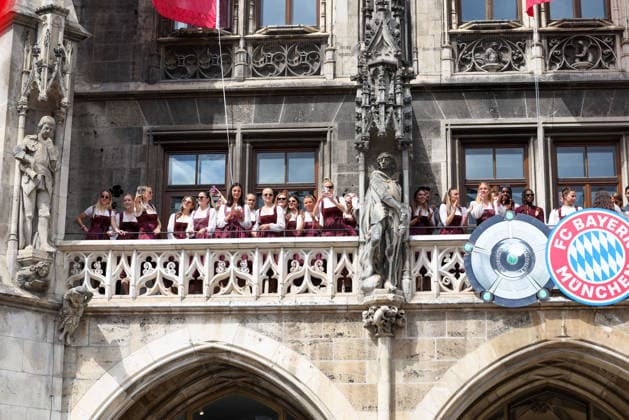 Das Team der FC Bayern Muenchen Frauen auf dem Rathaus-Balkon, GER, Empfang der FC Bayern Muenchen Frauen im Rathaus und Meisterfeier am Marienplatz, 18.05.2026, GER, Empfang der FC Bayern Muenchen Frauen im Rathaus und Meisterfeier am Marienplatz, 18.05.2026 Muenchen Copyright: xEibner-Pressefoto JennixMaulx EP_JML