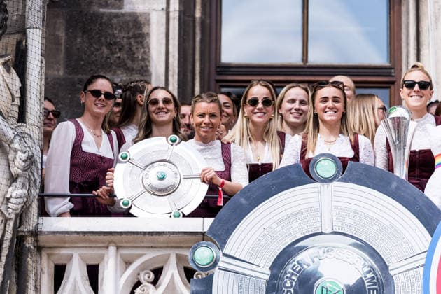 MUNICH, GERMANY - MAY 18: Sarah Zadrazil (FC Bayern Muenchen, 25), Katharina Naschenweng (FC Bayern Muenchen, 19), Linda Dallmann (FC Bayern Muenchen, 10), Giulia Gwinn (FC Bayern Muenchen, 7), Giorgia Stanway (FC Bayern Muenchen, 31) and Carolin Simon (FC Bayern Muenchen, 30) posing with the Google Pixel Frauen Bundesliga trophy during the Meisterfeier of FC Bayern Muenchen women at Marienplatz on May 18, 2026 in Munich, Germany. Bavaria Germany Copyright: xSteffiexWunderlx