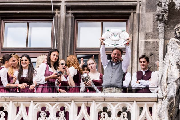 MUNICH, GERMANY - MAY 18: Jose Barcala (Head Coach FC Bayern Muenchen) lifting up the Google Pixen Frauen Bundesliga trophy during the Meisterfeier of FC Bayern Muenchen women at Marienplatz on May 18, 2026 in Munich, Germany. Bavaria Germany Copyright: xSteffiexWunderlx
