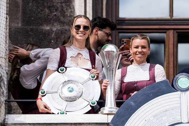 MUNICH, GERMANY - MAY 18: Klara Buehl (Bühl, Buhl, FC Bayern Muenchen, 17) and Linda Dallmann (FC Bayern Muenchen, 10) posing with both the Google Pixel Frauen Bundesliga trophy and the DFB Pokal during the Meisterfeier of FC Bayern Muenchen women at Marienplatz on May 18, 2026 in Munich, Germany. Bavaria Germany Copyright: xSteffiexWunderlx
